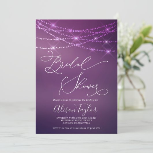 Modern Vrijgezellenfeest Paarse Bokeh Uitnodiging (Staand voorkant)