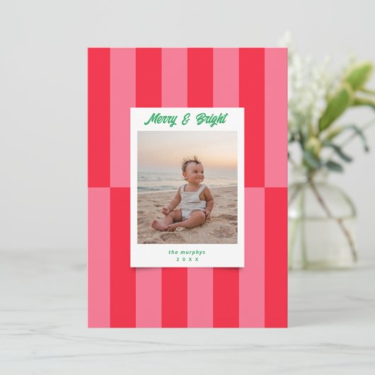 Modern Vrolijk & Helder Rood & Roze Stripes Kerstm Feestdagenkaart (Staand voorkant)