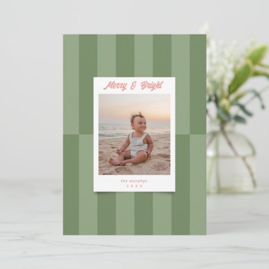 Modern Vrolijk & Helder Sage Groene Stripes Kerstm Feestdagenkaart (Staand voorkant)