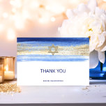 Modern Waterverf Blue Gold Bar Mitzvah Hebrew Bedankkaart<br><div class="desc">Prachtige religieuze Joodse Bar Mitzvah bedankjes. Moderne maar toch elegante waterverf ontwerp in penseelstreek blauwe kleuren, licht tot marineblauw. Gouden ster van David in het midden met faux gouden folie penseelstreek. Moderne scriptbrieven. Prefect voor 13 jaar oude zoon, jongen. Eenvoudig te bewerken - voeg gewoon uw informatie / tekst toe....</div>