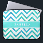 Modern Waterverf Chevron Pattern Blauw en Wit Laptop Sleeve<br><div class="desc">Bescherm uw laptop in stijl met dit chique sleeve. Het ontwerp is voorzien van een  aqua blauwgroen blauw waterverf chevron zig-zag patroon,  turquoise streep,  en jouw naam of andere aangepaste tekst in een eenvoudige witte typografie lettertype. Dit elegante en trendy computer hoesje maakt een stijlvol cadeau voor haar.</div>