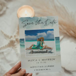 Modern Waterverf Ocean Beach Twee foto's Save The Date<br><div class="desc">Waterverf Ocean Beach Two Photo Save the Date - Een prachtige, waterverf Save the Date met een turquoise oceaan en een wit zandstrand. Je prachtige foto staat zowel op de voorkant als op de achterkant van de uitnodiging. De achterkant van de uitnodiging bevat ook een QR-code voor uw gasten om...</div>