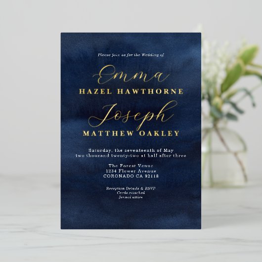 Modern Wave abstract gouden middernacht blauwe bru Folie Uitnodiging (Staand Voorkant)