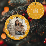 Modern Wavy Lijst Familie Foto Retro Geel Keramisch Ornament<br><div class="desc">Voeg charme toe aan uw Lijst met ons Modern Wavy Family Photo ornament! Schattigee retro geel kerstboom ontwerp & aangepaste tekst!</div>