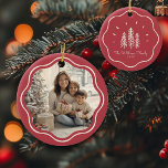 Modern Wavy Lijst Familiefoto Gedempt Rood Keramisch Ornament<br><div class="desc">Voeg charme toe aan uw Lijst met ons Modern Wavy Family Photo ornament! Schattige gedempt rood kerstboomontwerp & aangepaste tekst!</div>
