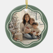 Modern Wavy Lijst Familiefoto Sage Green Keramisch Ornament (Voorkant)