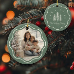 Modern Wavy Lijst Familiefoto Sage Green Keramisch Ornament<br><div class="desc">Voeg charme toe aan uw Lijst met ons Modern Wavy Family Photo ornament! Schattigee salie groene kerstboom ontwerp & aangepaste tekst!</div>