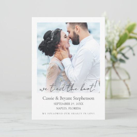 Modern We Bied de Knoop Foto Elopement Bruiloft Aankondiging (Staand voorkant)