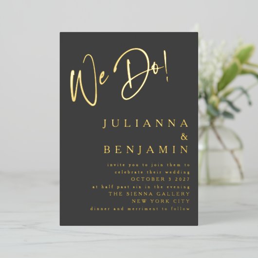 Modern we doen legant Script Weddenschap Black Gol Folie Uitnodiging (Staand Voorkant)