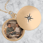 Modern We houden van je mam Foto Ketting<br><div class="desc">Je houdt van mam met een modern Ketting. Het ontwerp van het ketting bevat foto's voor je om je eigen afbeelding toe te voegen,  een "Wij houden van je moeder!"-groet en persoonlijke kindernamen in elegante typografie. Extra cadeauobjecten beschikbaar met dit ontwerp.</div>