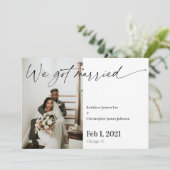 Modern We zijn getrouwd met verrassing Foto Feestdagenkaart (Staand voorkant)