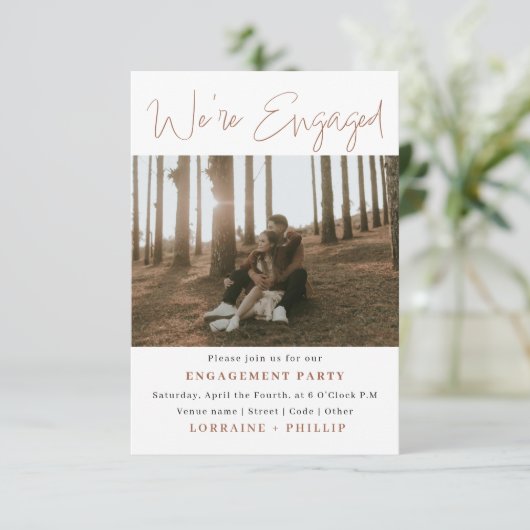 Modern We zijn verloofd 2-foto uitnodiging (Staand voorkant)