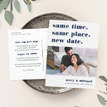 Modern Weddenschap Uitstel Foto slaat de datum op Aankondigingskaart<br><div class="desc">Moet je je trouwdatum wijzigen? Breng gasten op de hoogte met dit moderne en verlichte briefkaart met de woorden "op hetzelfde tijdstip, op dezelfde plaats, op een nieuwe datum" in blauw marineverslag. Pas met een foto aan en voeg uw namen langs de bodem toe. Pas de rug met extra details,...</div>