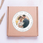 Modern Wedding Foto Dank je Ronde Sticker<br><div class="desc">Deze bruiloft dank u sticker heeft grijze cirkel lijsten met een foto en eenvoudige kalligrafie.</div>