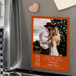 Modern Wedding Save the Date Photo Oranje Magnet<br><div class="desc">Deze magnetische kaart is een geweldige manier om je vrienden en familie te laten weten dat ze de datum van je aanstaande bruiloft kunnen redden. Biedt een eenvoudig, modern, artistiek, minimalistisch ontwerp met een vierkante foto op een roestpompoenen oranje achtergrond met witte tekst. De datum wordt getoond met de dag...</div>