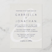 Modern White Ampersand Monochrome Wedding Silver F Folie Uitnodiging (Voorkant)