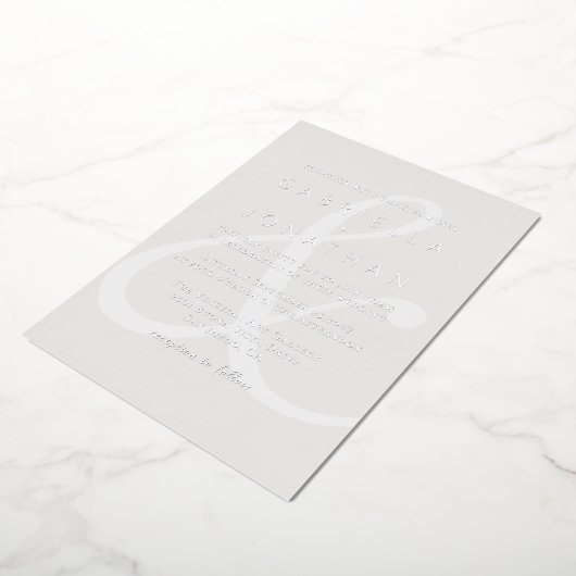 Modern White Ampersand Monochrome Wedding Silver F Folie Uitnodiging (Gedraaid)