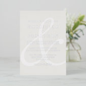 Modern White Ampersand Monochrome Wedding Silver F Folie Uitnodiging (Staand Voorkant)