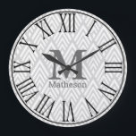 Modern White & Grey Art Deco Roman Numerieke Naam Grote Klok<br><div class="desc">Klokduur van de rendy muur met een modern wit en grijs pijlontwerp met grote zwarte romacijfers en gepersonaliseerd monogram. De achtergrondkleur is lichtgrijs maar kan worden aangepast.</div>