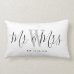 Modern White Grey Mr. en Mrs Keepomwille Monogramm Kussen<br><div class="desc">Welkom vrienden en familie bij je thuis met deze moderne witte meneer en mevrouw Keepomwille Monogrammed Lumbar Pillow. Het is een elegant ontwerp met een witte achtergrond. Het centrum heeft de laatste naam van bruid en groom monogram in lichtgrijs. De tekst is "mr en mrs"in donkergrijze trendy handgeschreven manuscript het...</div>