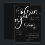 Modern White op Black Kissy Emoji 18th Birthday Kaart<br><div class="desc">Moderne,  eenvoudige Witte tekst op Black background party uitnodigingen voor haar achttiende verjaardag. Met het woord 'achttien' in de moderne kalligrafie en een kissy wink emoji - een eenvoudig lettertype voor de tekst en een handgeschreven lettertype voor de naam en de leeftijd - allemaal eenvoudig aan te passen.</div>