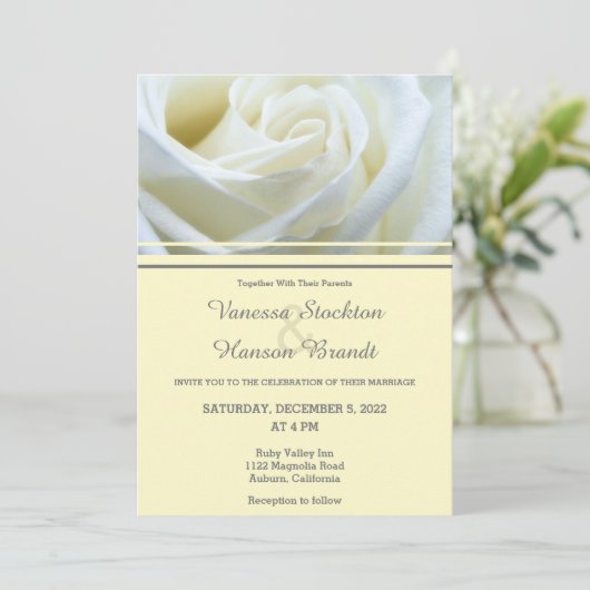 Modern White Rose Wedding Invitation Kaart (Staand voorkant)