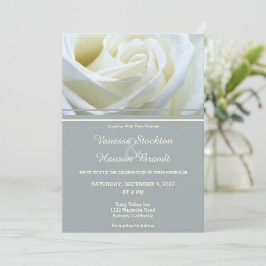 Modern White Rose Wedding Invitation Kaart (Staand voorkant)