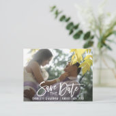 Modern White Script Wedding SAVE THE DATE w / FOTO Aankondigingskaart (Staand voorkant)