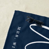 Modern Wifey Script Nautical Navy & White Stripes Strandlaken (In situ)