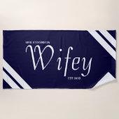 Modern Wifey Script Navy en White Stripes Strandlaken (Voorkant)