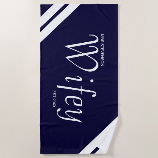 Modern Wifey Script Navy en White Stripes Strandlaken (Voorkant)