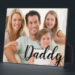 Modern Wij houden van je papa aangepaste foto Fotoplaat<br><div class="desc">Introductie van onze "WE Love You Daddy" Custom Photo plaque ontwerp, een oprechte en gepersonaliseerde manier om de liefde en band tussen een vader en zijn familie te vieren. Dit ontwerp is voorzien van mooie en moderne typografie die de woorden "WE Love You Daddy" laat zien, wat de genegenheid en...</div>
