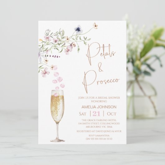 Modern Wildflower Petal en Prosecco Vrijgezellenfe Kaart (Staand voorkant)