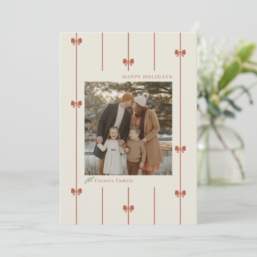Modern Winter Red Bow Family Photo Christmas Feestdagenkaart (Staand voorkant)