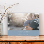 Modern Wish Hanukkah-fotokaart | Bericht bewerkbaa Feestdagenkaart<br><div class="desc">De moderne, eenvoudige en minimale vakantiefotofcard biedt uw favoriete horizontale of landschapsgeoriënteerde foto met een dikke blauwe ondergrens. Uw aangepaste groet wordt weergegeven in een moderne witte letters (afgebeeld met "Joyous Hanukkah"), met uw familienaam of namen eronder. Een subtiel sneeuwvlokpatroon is boven de randen van je foto geplaatst voor feestelijk...</div>