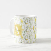Modern Wispy Yellow Wilde bloemen Floral Monogram Koffiemok (Voorkant links)