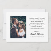 Modern wit geborsteld script bruiloft foto aankondiging (Achterkant)