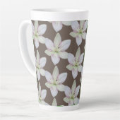 Modern Wit Goudgrijs Lelie Bloem Patroon Latte Mok (Linkerhoek)