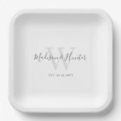 Modern Wit Grijs Script Monogram Bruiloft Papieren Bordje (Voorkant)