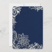 modern wit lace patroon navyblauw bruiloft kaart (Achterkant)