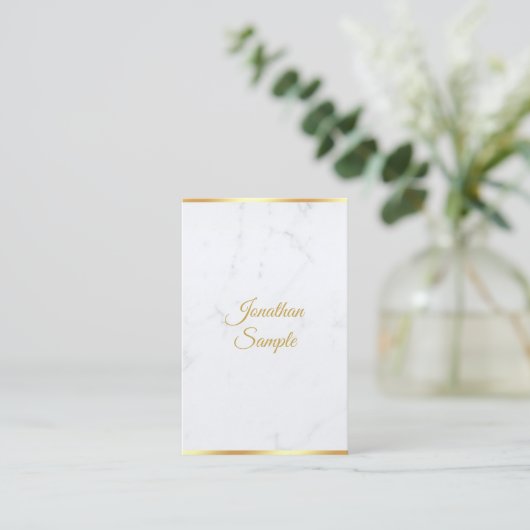 Modern Wit Marmer Goud Hand Script Sjabloon Luxe Visitekaartje (Staand voorkant)