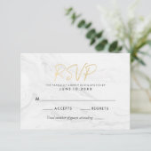 Modern wit marmer gouden script | Trouw RSVP Kaartje (Staand voorkant)