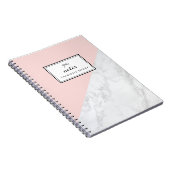 Modern wit marmer met roze blok gepersonaliseerd notitieboek (Rechterzijde)