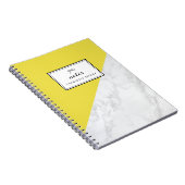Modern wit marmeren geel gepersonaliseerd Notitieb Notitieboek (Rechterzijde)