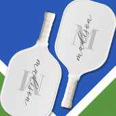 Modern wit minimalistisch script monogram pickleball paddle
