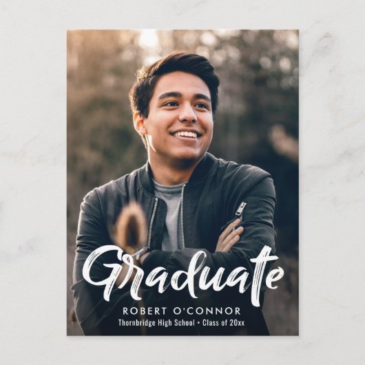 Modern wit penseel belettering afstuderen uitnodig briefkaart (Voorkant)