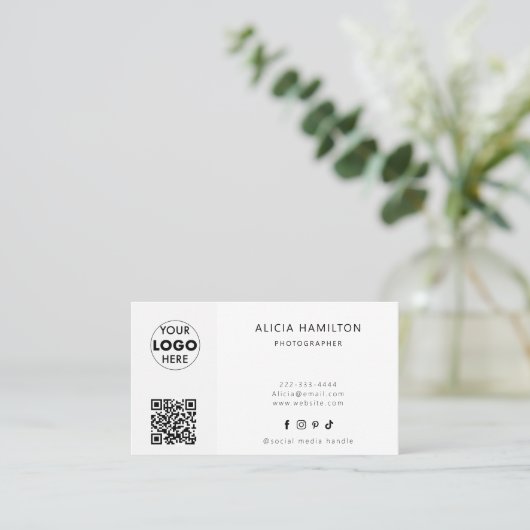 Modern | Wit | QR-code & Logo | Minimalistisch Visitekaartje (Staand voorkant)