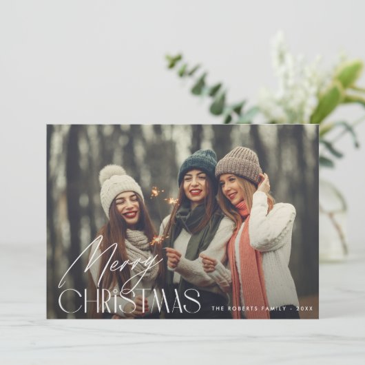 Modern wit script Vrolijk kerstfotokaart Feestdagenkaart (Staand voorkant)