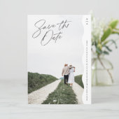 Modern wit Wavy Edge Minimal Monogram Save The Date (Staand voorkant)