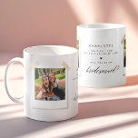 Modern Word jij mijn bruidsmeisje? Fotocollage Koffiemok<br><div class="desc">Deze moderne "Will You Be My Bridesmaid?"-mok heeft een prachtige fotocollage met een zwart-wit kalligrafieontwerp. Perfect voor een oprechte bruidsmeisje voorstel,  deze gepersonaliseerde mok toont Polaroid-stijl foto's en voegt een unieke touch aan uw bruids partij uitnodiging. Het combineert moderne elegantie met een doordachte,  blijvende herinnering aan uw huwelijksfeest.</div>